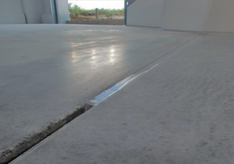 reparieren von Betonfugen der Bodenplatte mit zweikomponentiger Fugenmasse