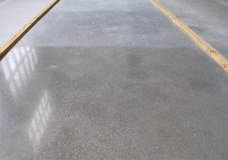 Der Betonboden wird bis zum gewünschten Hochglanz poliert 