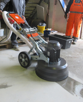 Silikalisierung wird auf die Betonbodenplatte aufgebracht