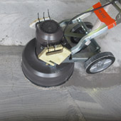  Betonbodenplatte wird vorbereitet mit dem Schleifen es entsteht der Terrazzoeffekt