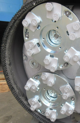 Behandeln der Betonbodenplatte mit dem Diamantwerkzeug