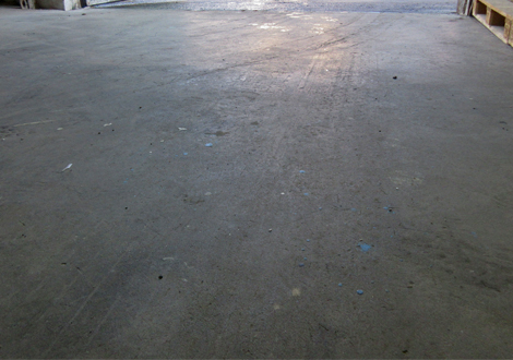 alter Betonboden vor dem Schleifen und Polieren