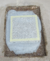 Granitplatte in sehr schnell härtendem Kunststoffmörtel eingesetzt